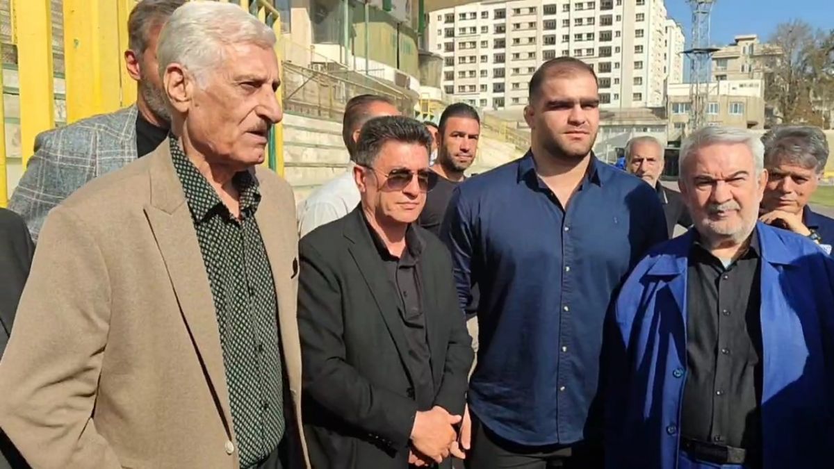 صحبتهای حسن روشن و امین میرزازاده با قلعه نویی در حاشیه مراسم تشییع مرحوم کارگرجم