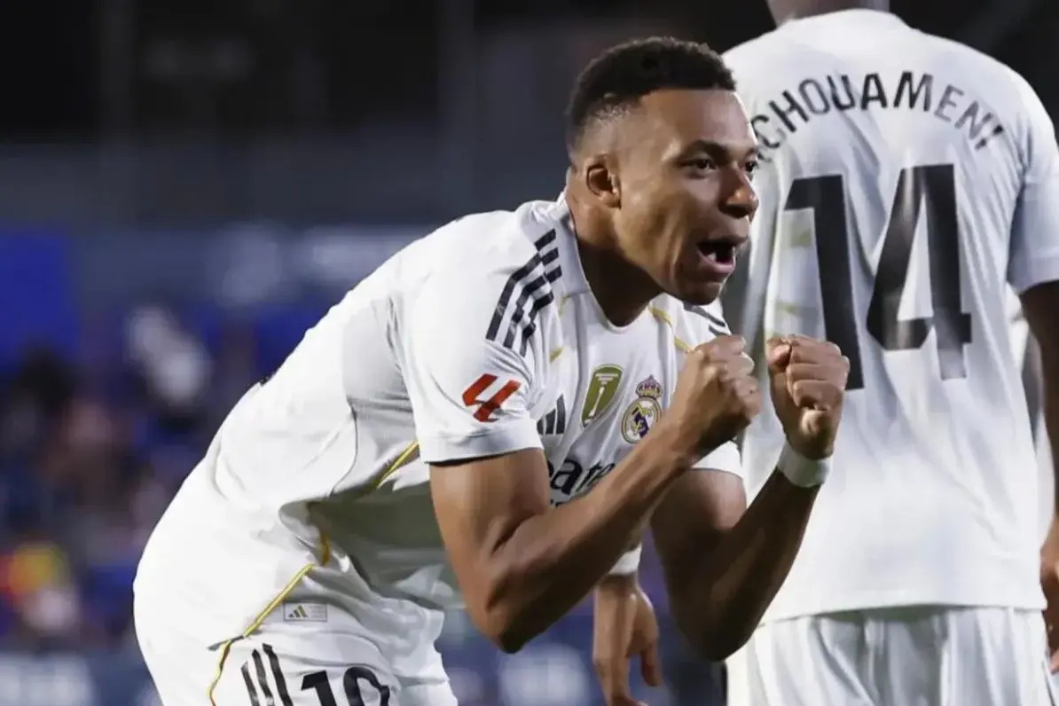 مراسمی که برای اهدای کفش طلا به امباپه برگزار میشود