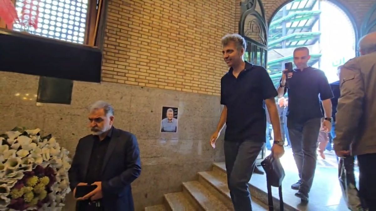 خوش و بش ویژه عادل فردوسی پور با تاجرنیا و مایلی کهن در مراسم ختم زنده یاد کارگرجم