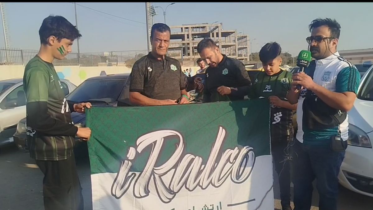 توزیع پیراهن بین هواداران اراکی قبل از تقابل مقابل استقلال