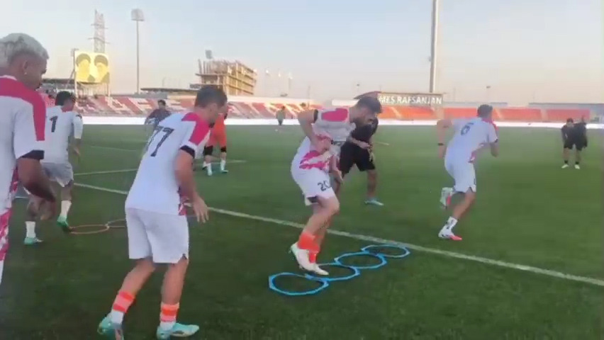 گرم کردن بازیکنان دو تیم مس و چادرملو