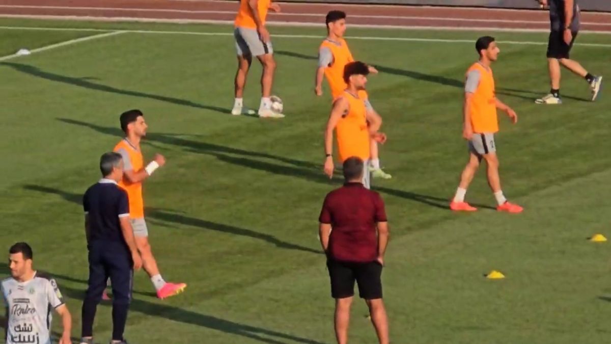 گرم کردن بازیکنان استقلال قبل از بازی با آلومینیوم