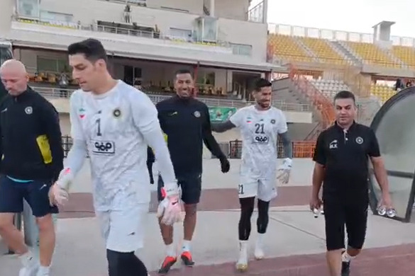 ورود دروازه بانان سپاهان به زمین با تشویق تماشاگران