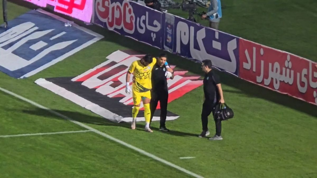 لحظه مصدومیت و تعویض فرعباسی از زاویه دوربین فوتبالی