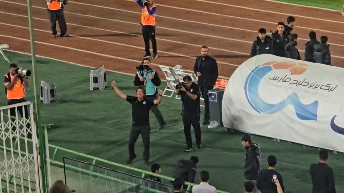 شادی جالب استقلالی ها و ساپینتو با هواداران