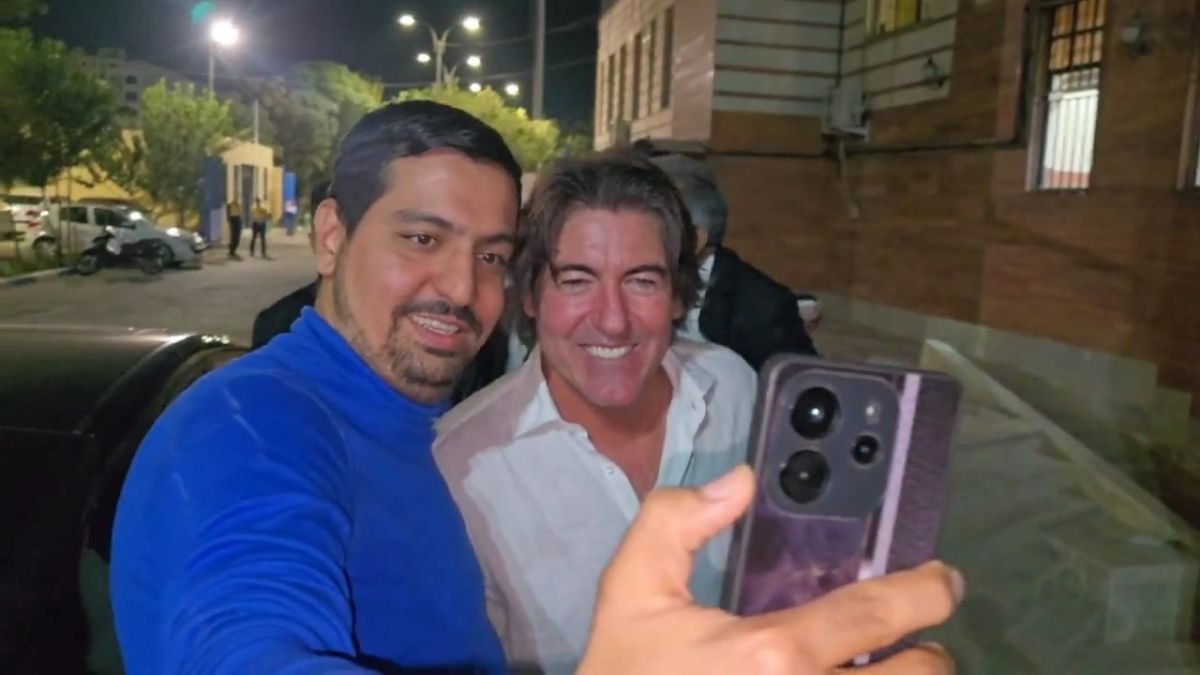 خوشحالی ساپینتو با نزدیکانش در پایان بازی با آلومینیوم اراک