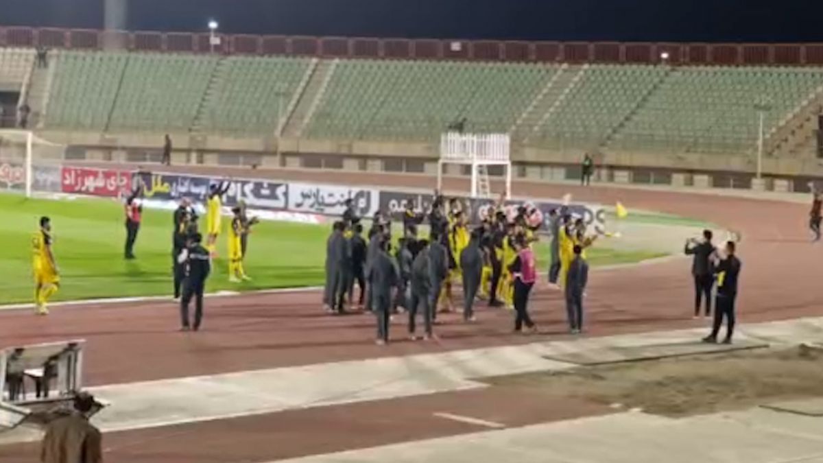 شادی هواداران سپاهان با هواداران خود بعد از برد مقابل شمس آذر