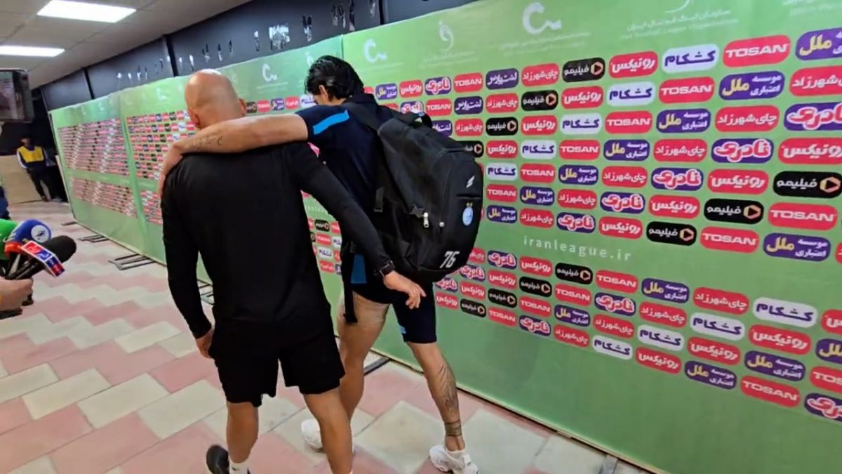 وضعیت حبیب فرعباسی هنگام خروج از ورزشگاه با مصدومیت