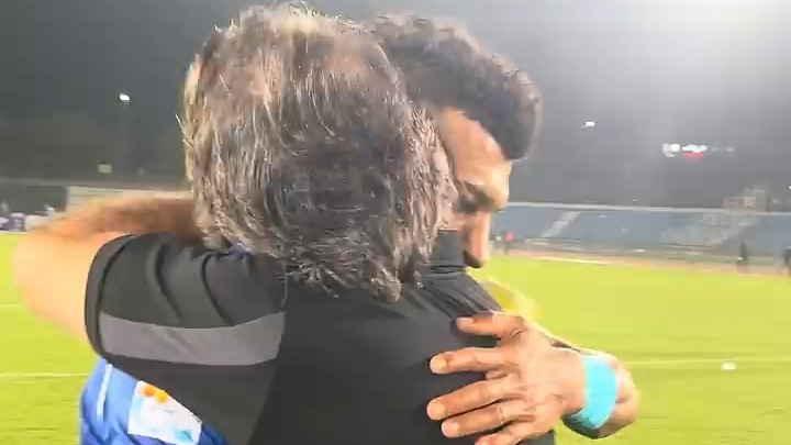 شادی ساپینتو با هواداران استقلال پس از برتری مقابل آلومینیوم