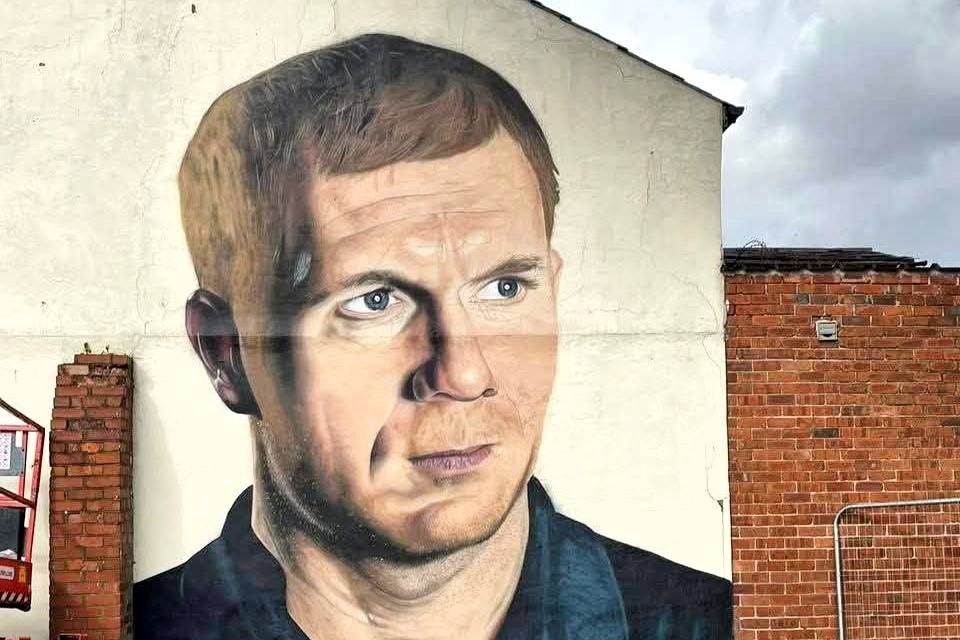 تجلیل از پل اسکولز با نقاشی دیواری