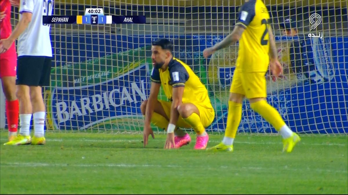 ضربه سر رضاوند به تیر دروازه آخال برخورد کرد