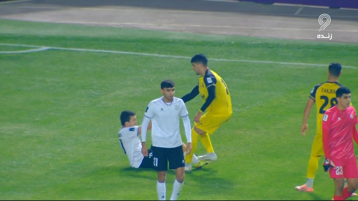 درگیری و حرکات عجیب آریا یوسفی مقابل آخال