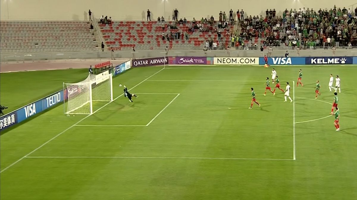 شوت تماشایی صالح حردانی توسط دروازه بان الوحدات دفع شد