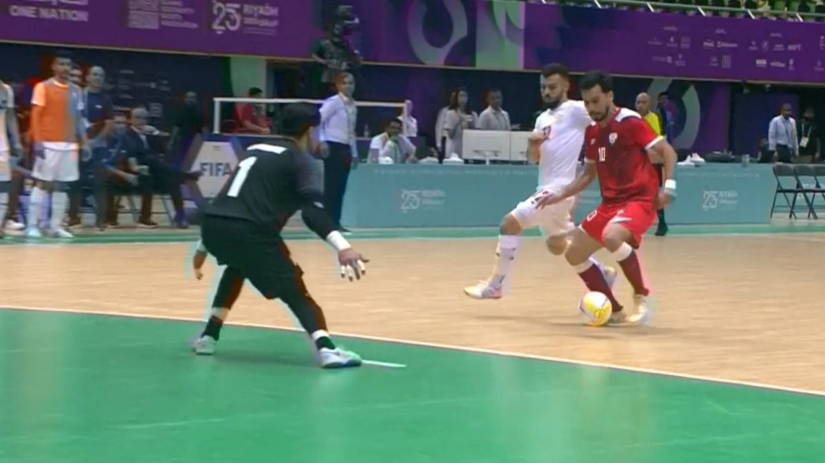 موقعیت سوزی بازیکن افغانستان در ثانیه پایانی باعث فرار شمسایی و تیم ملی فوتسال از شکست شد