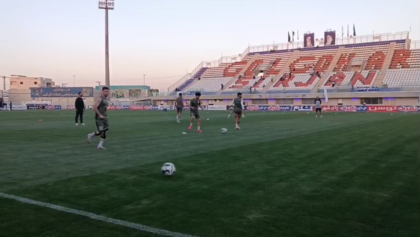 گرم کردن بازیکنان تیم ذوبآهن پیش از تقابل مقابل گل گهر سیرجان