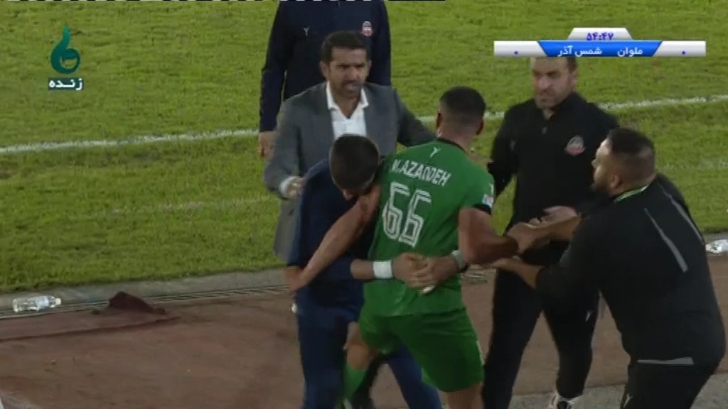 اخراج محمدجواد آزاده بازیکن شمس آذر مقابل ملوان پس از درگیری لفظی با داور