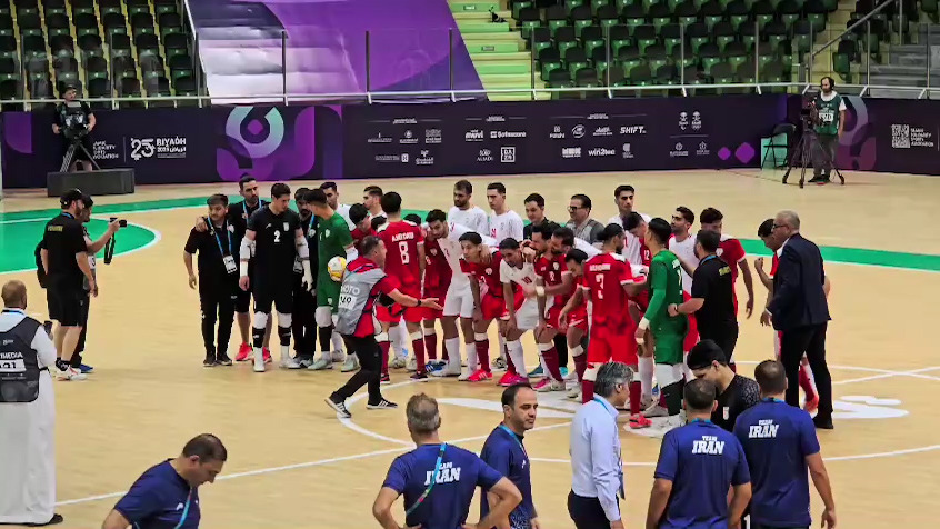 عکس یادگاری بازیکنان تیمهای ملی فوتسال ایران و افغانستان پس از پایان دیدار خود در مرحله گروهی