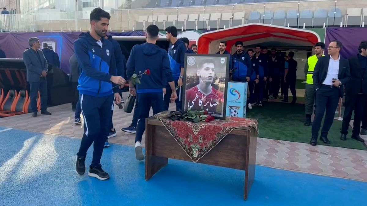 ادای احترام اعضا تیم والیبال چادرملو به مرحوم صابر کاظم
