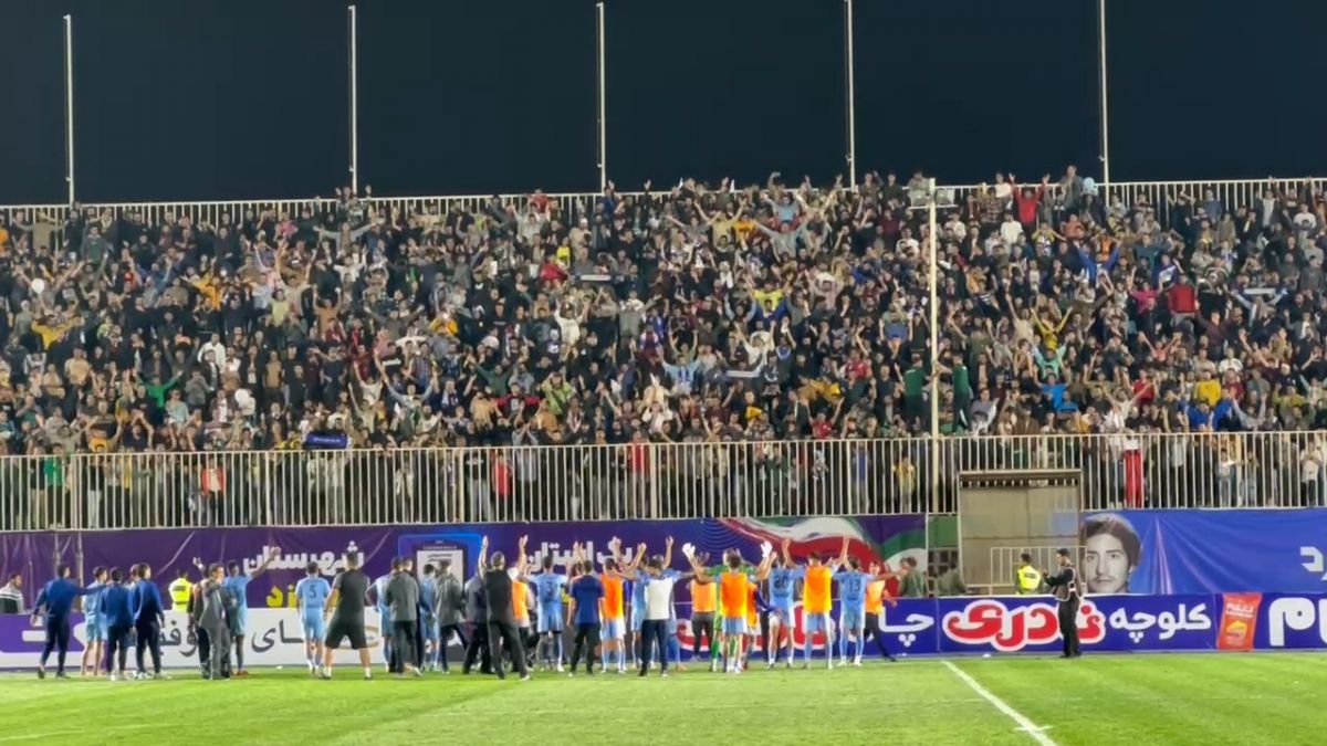 خوشحالی هواداران تیم چادرملو پس از برد برابر آلومینیوم اراک و صدر نشینی این تیم در لیگ برتر