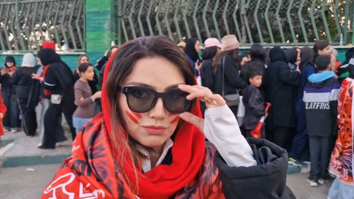 گفت و گو با بانوان پرسپولیسی پشت دربهای بسته ورزشگاه شهر قدس