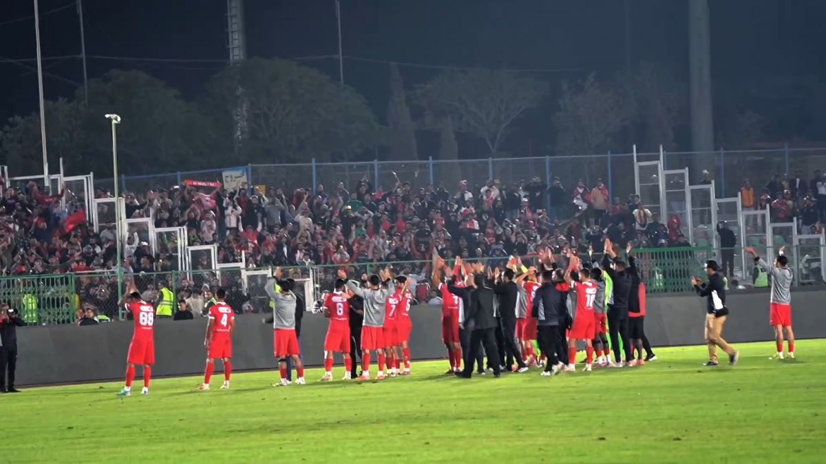 جشن بازیکنان پرسپولیس با هواداران بعد از برد مقابل استقلال خوزستان از زاویه دوربین فوتبالی