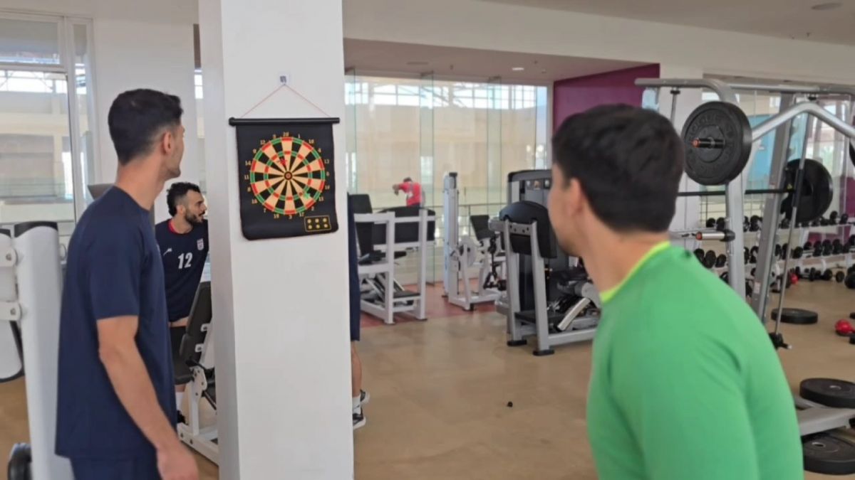 مسابقه دارت بین بازیکنان تیم ملی فوتسال ایران در حاشیه تمرینات