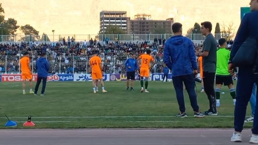 گرم کردن بازیکنان خیبر و تراکتور قبل از آغاز بازی