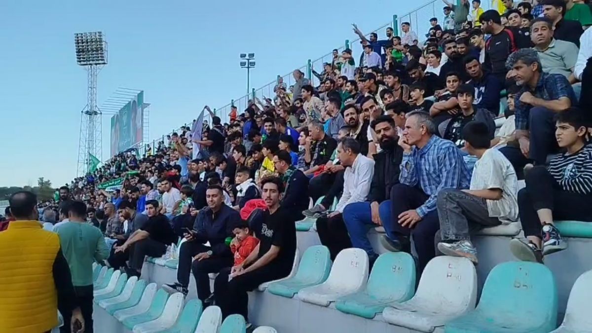 حال و هوای ورزشگاه تختی خرم آباد در آستانه شروع بازی خیبر و  تراکتور