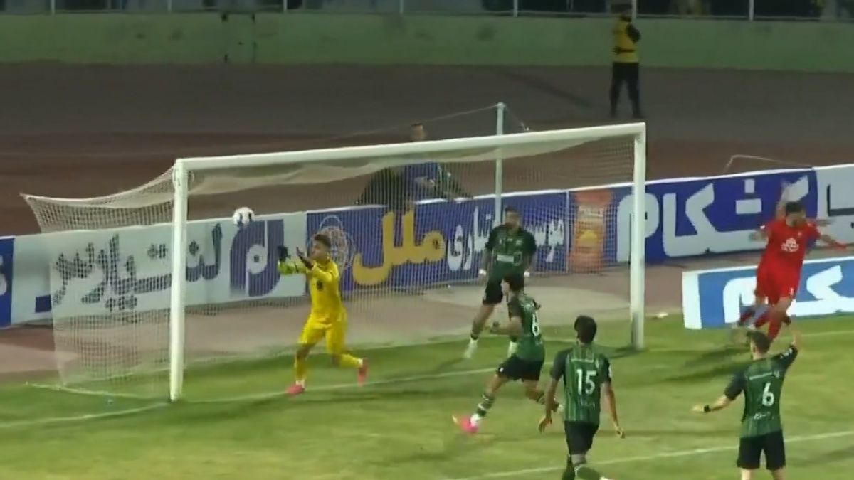 برخورد ضربه سر بازیکن تراکتور به هر دو تیر افقی و عمودی دروازه خیبر