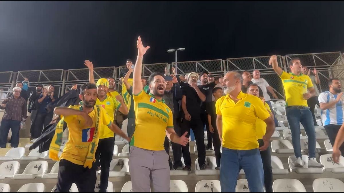 شادی بازیکنان و هواداران صنعت نفت بعد از برد مقابل پارس جنوبی جم