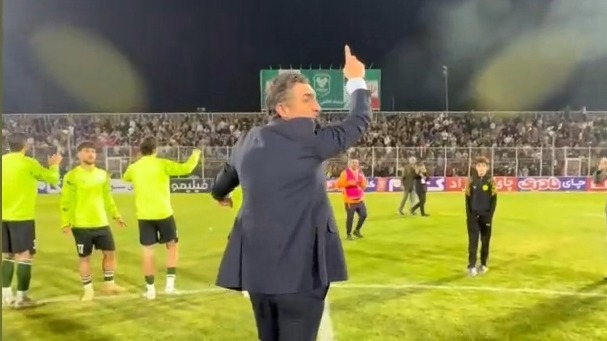 تشویق ایسلندی هواداران، مهدی رحمتی و بازیکنان خیبر پس از برتری مقابل تراکتور