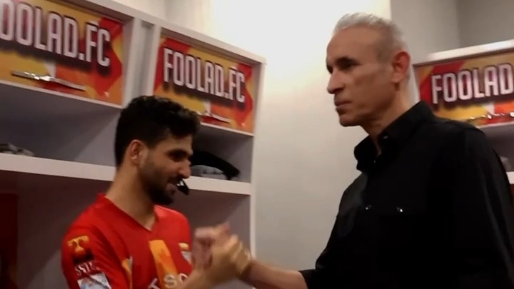 خوش و بش گل محمدی با بازیکنان فولاد در رختکن پس از برتری مقابل پیکان