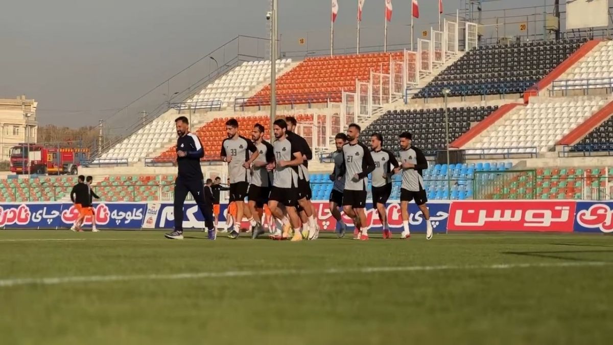 گرم کردن بازیکنان سایپا و هوادار پیش از آغاز بازی