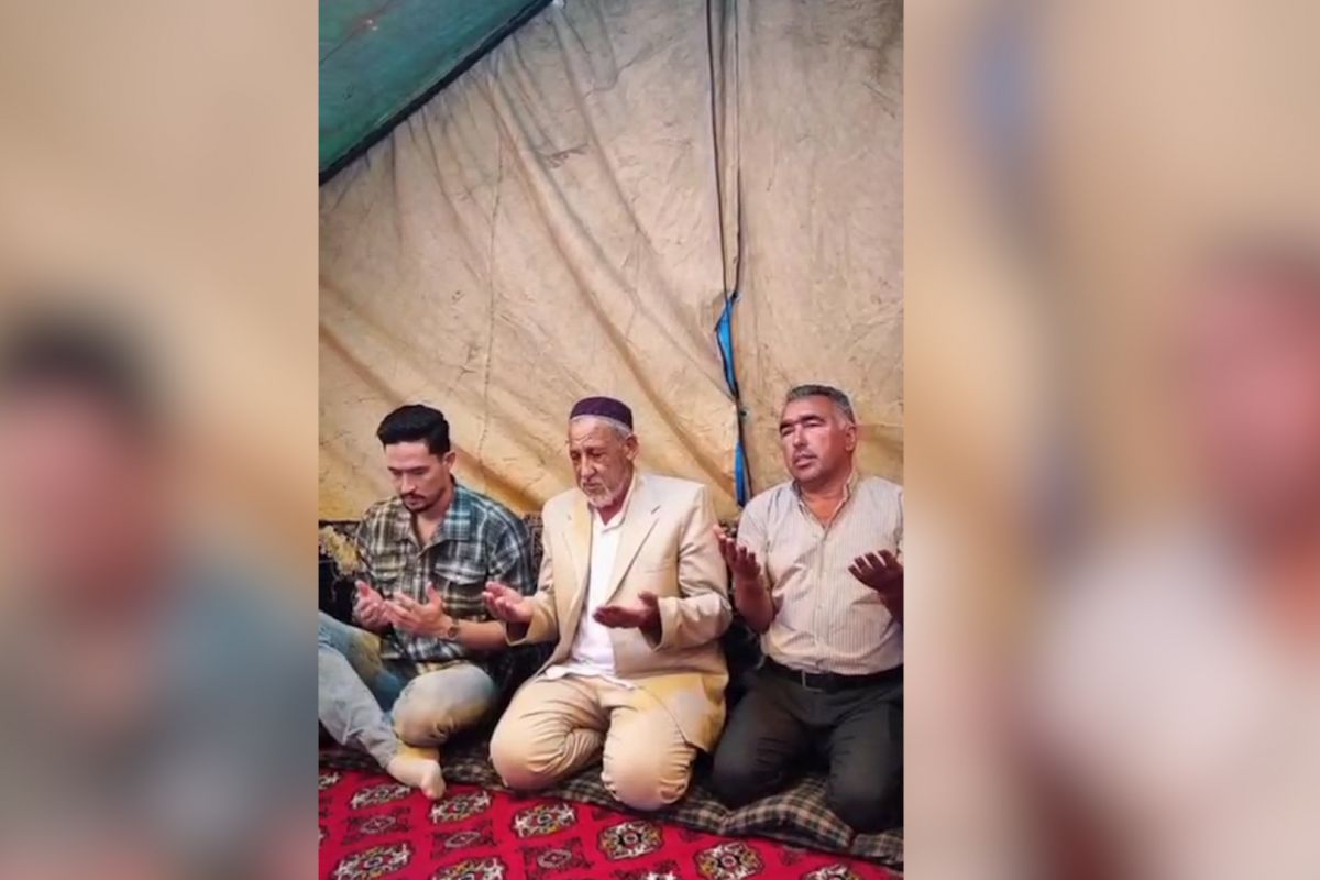 اعضای تیم استقلال گنبد در منزل زنده یاد صابر کاظمی حضور پیدا کردند