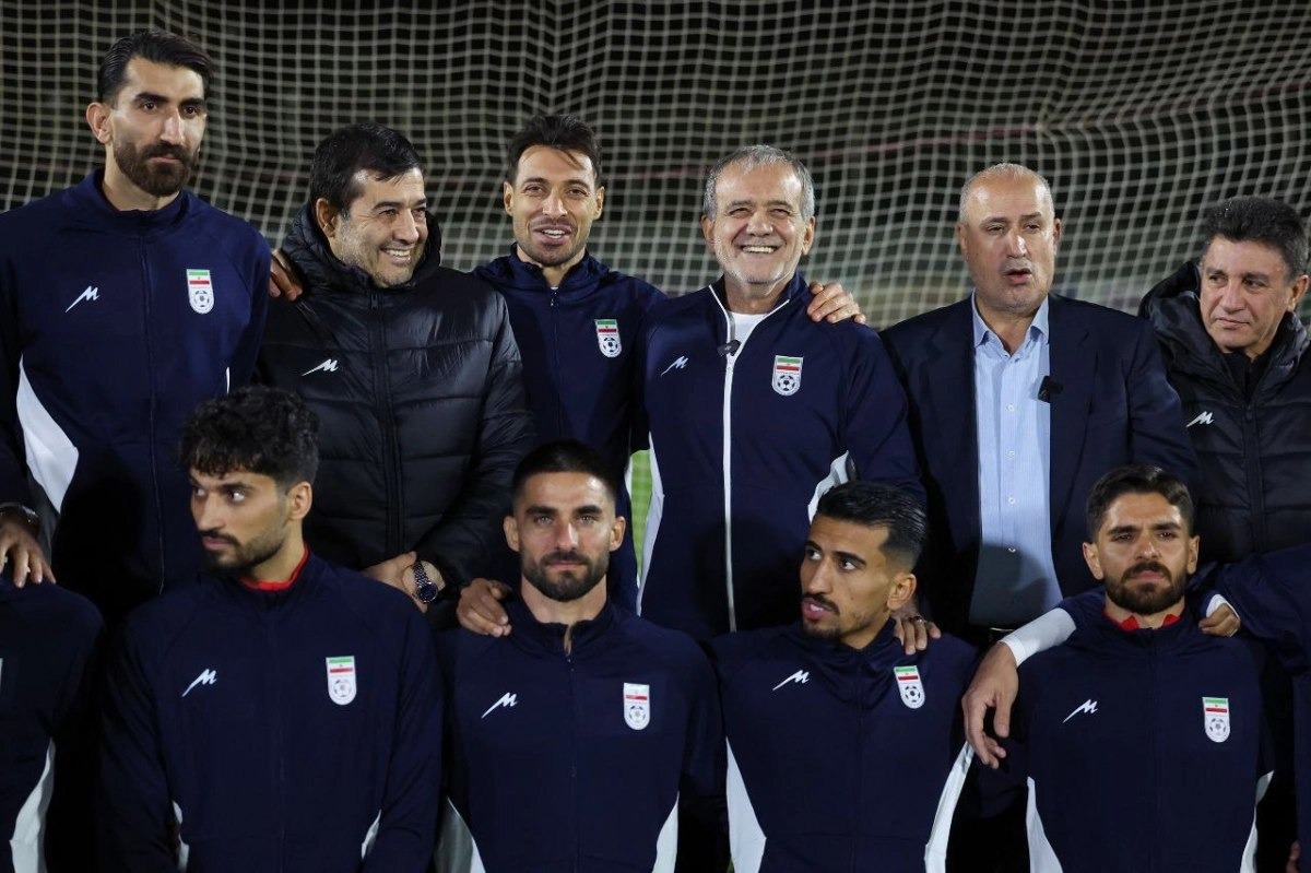 تمرین پرشور ملیپوشان با حضور رئیسجمهور؛ پزشکیان پا به توپ شد!(عکس)