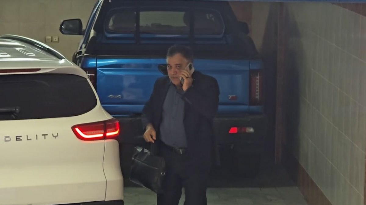 ورود تاجرنیا به ساختمان باشگاه استقلال و مشخص شدن احتمالی مدیرعامل استقلال