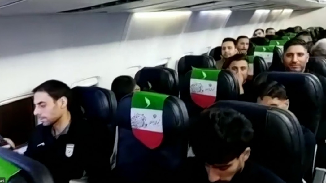 تصاویر زنده از حضور اعضای تیم ملی فوتبال در هواپیما برای سفر به امارات