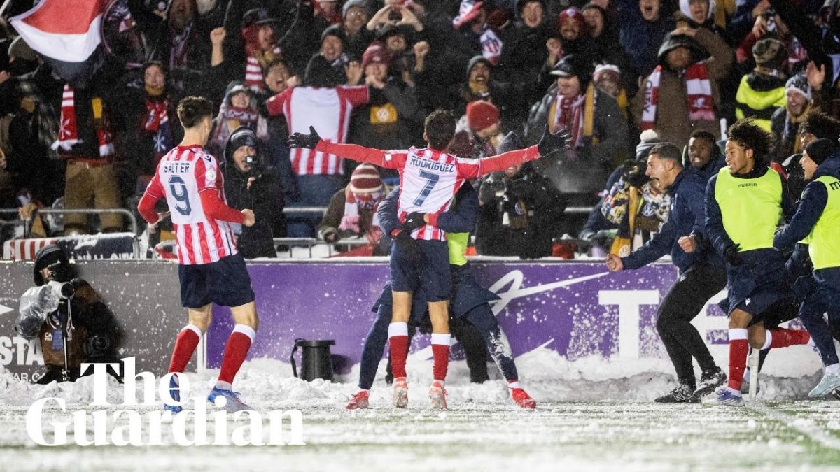 قیچی‌برگردان دیدنی زیر بارش برف؛ جدال تیم‌های اوتاوا و کورلی در لیگ کانادا زیر بارش شدید برف