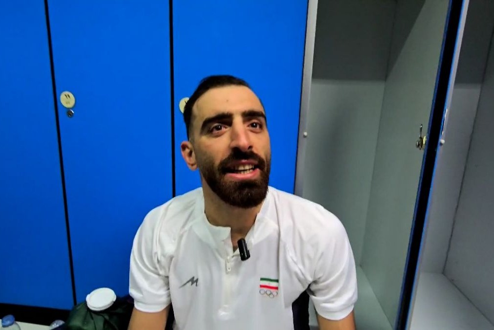 خوشحالی با پیراهن کودکانه روی سن قهرمانی! (عکس)