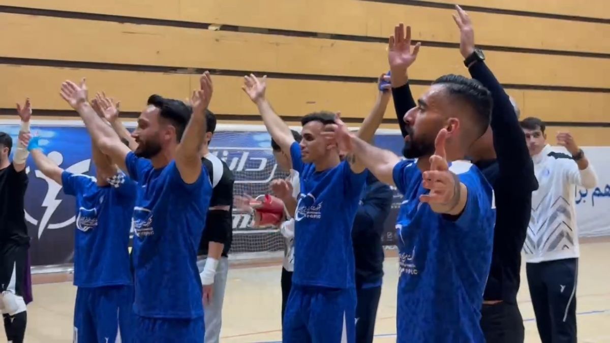 خوشحالی ایسلندی تیم فوتسال استقلال بعد از برد ۳ بر یک مقابل نفت امیدیه