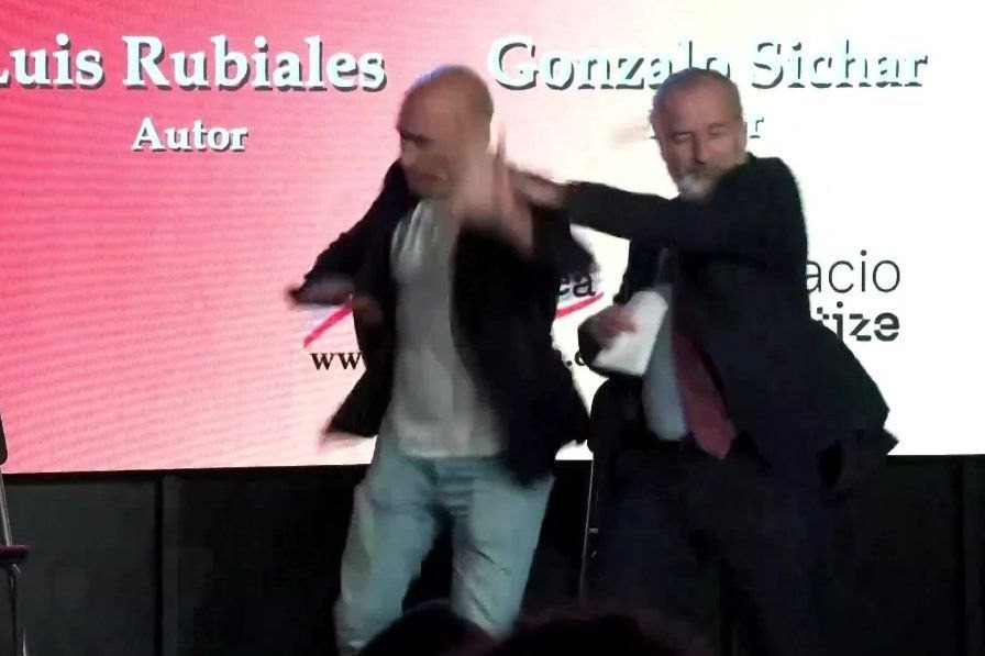 حمله به رییس سابق فدراسیون فوتبال اسپانیا با تخم مرغ (عکس)