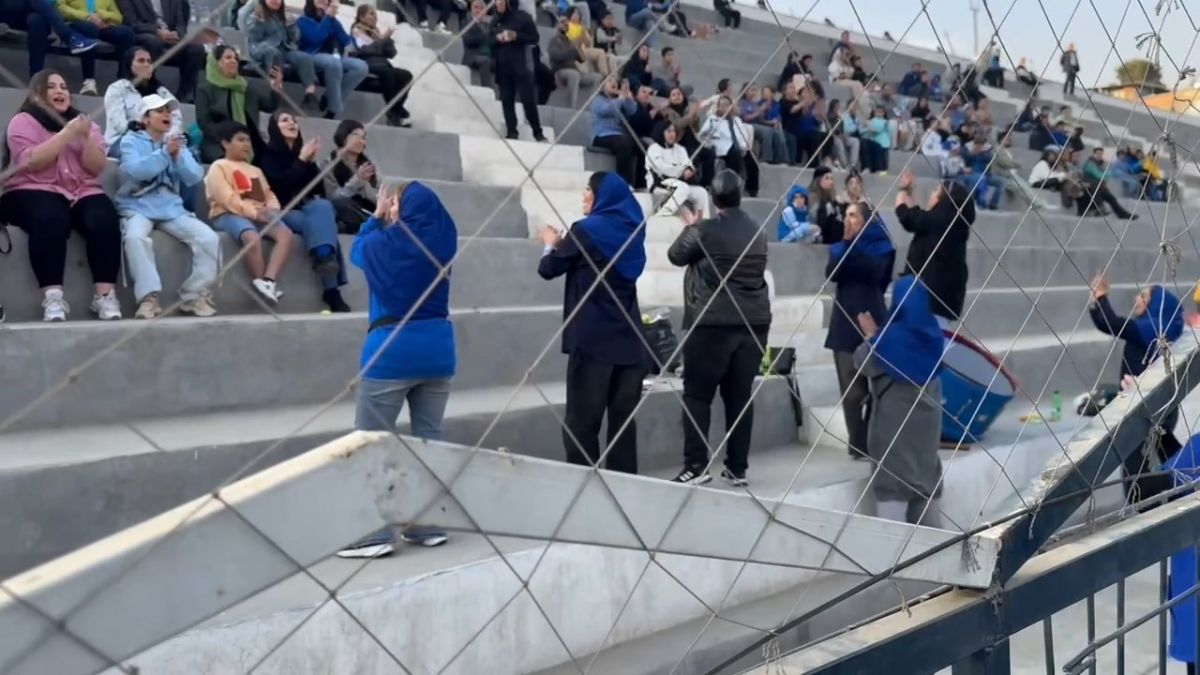 تشویق هواداران استقلال در حاشیه دیدار با هتل شبستان رشت