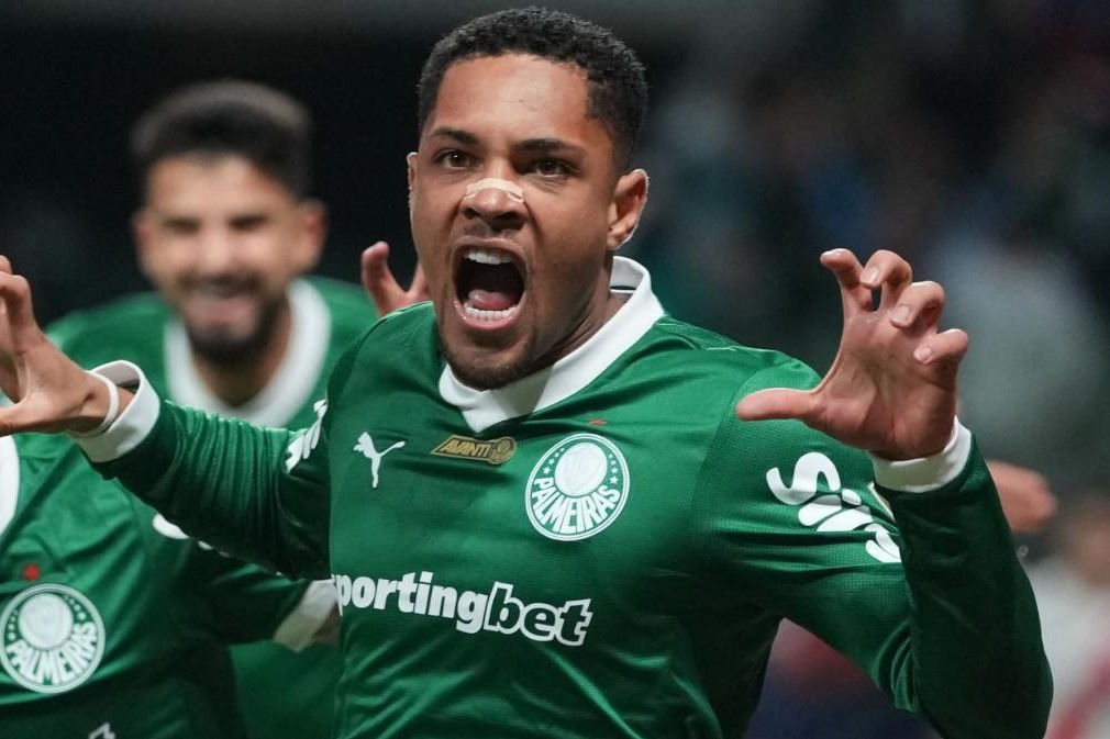 حمله جنجالی مهاجم سابق بارسلونا به هواداران سائوپائولو