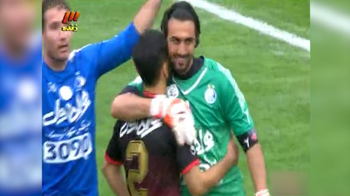 سوپر سیو و بوسه مهدی رحمتی بر امید عالیشاه در دربی استقلال و پرسپولیس سال 1394