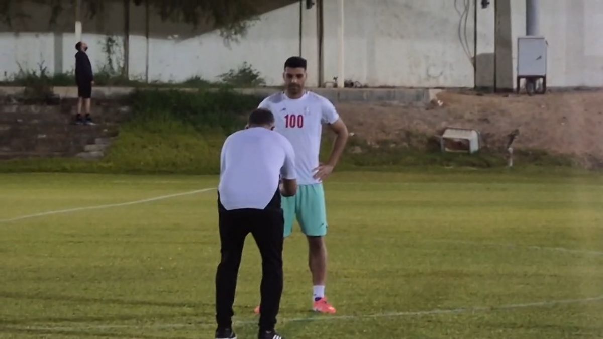 عکس یادگاری طارمی با پیراهن ویژه برای صدمین بازی برای تیم ملی