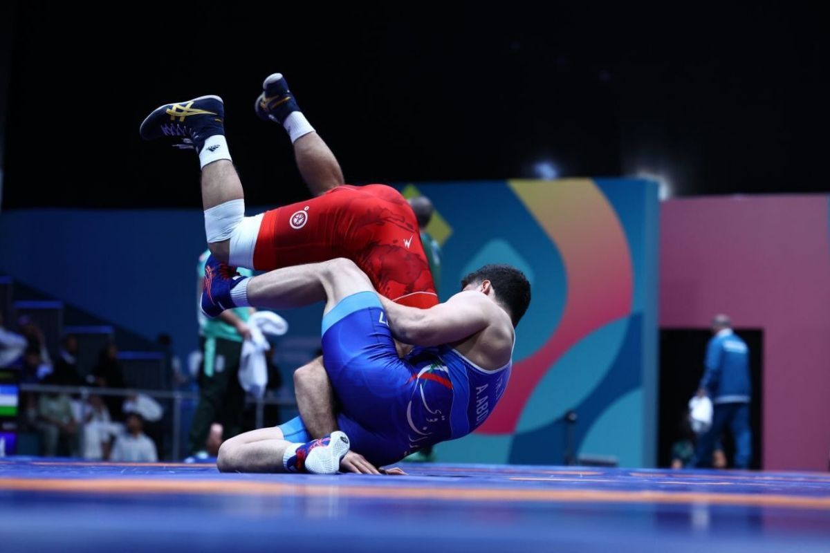 قهرمان جهان تسلیم نابغه کشتی ایران شد/ پیروزی احمدیوفا در مبارزه نخست