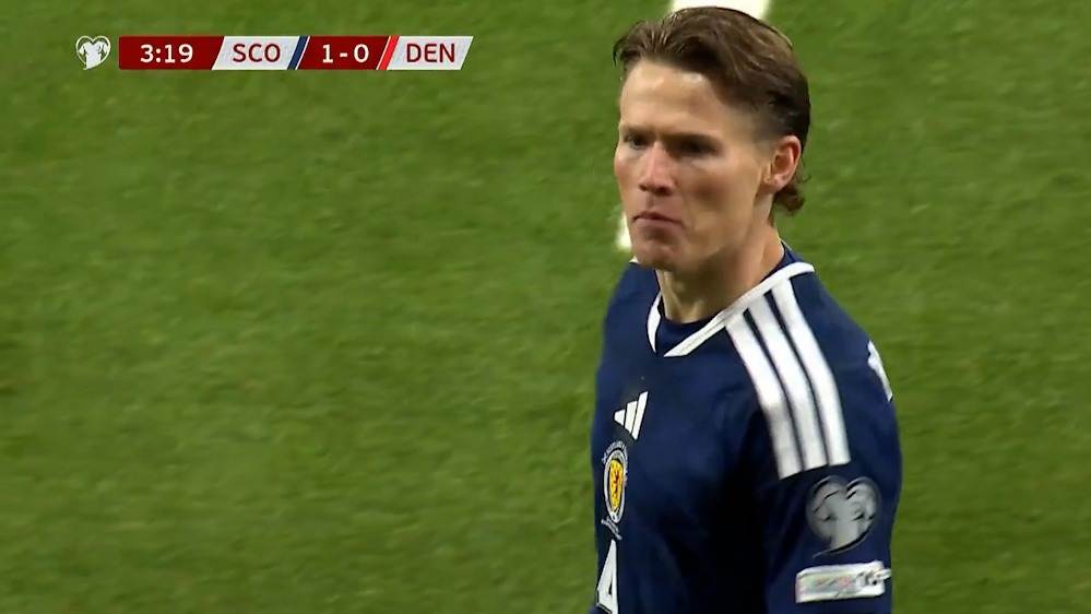 گل اول اسکاتلند به دانمارک (سوپرگل قیچی برگردون مک تومینی)