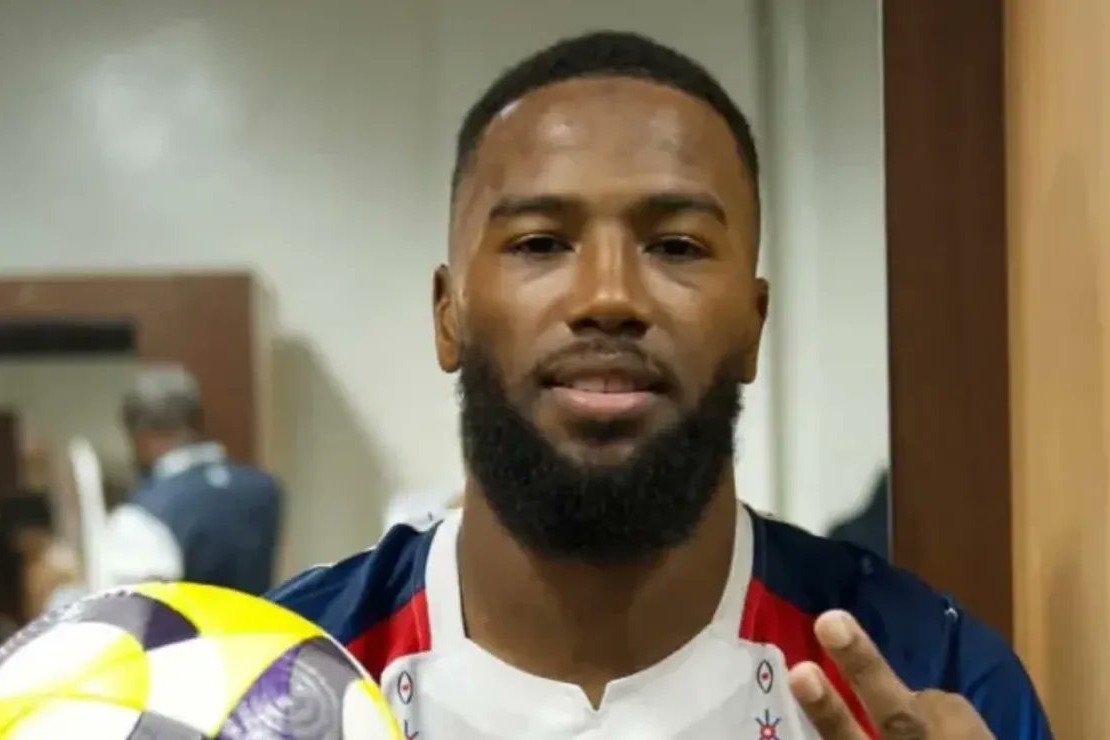 مهاجم استقلال با سیگار برگ بر لب! (عکس)