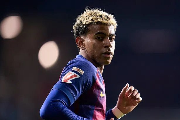 وقتی یامال بچه بود، پاهایش کج بودند