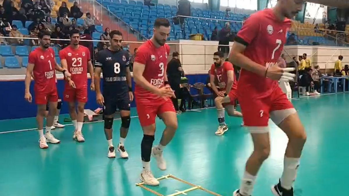 گرم کردن تیم های والیبال فولاد سیرجان و سپاهان برای دیدار دو تیم